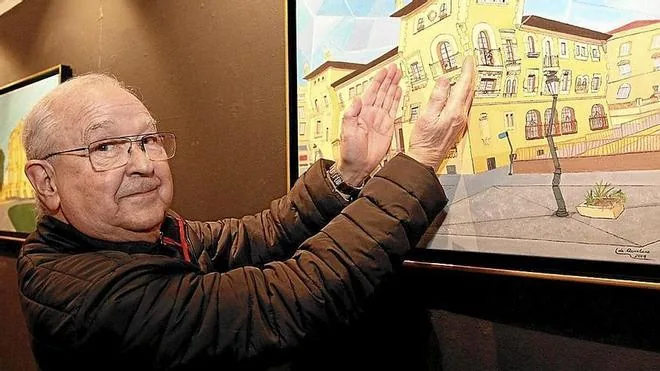 Miguel Ángel de Quintana Saracibar junto a una de sus obras